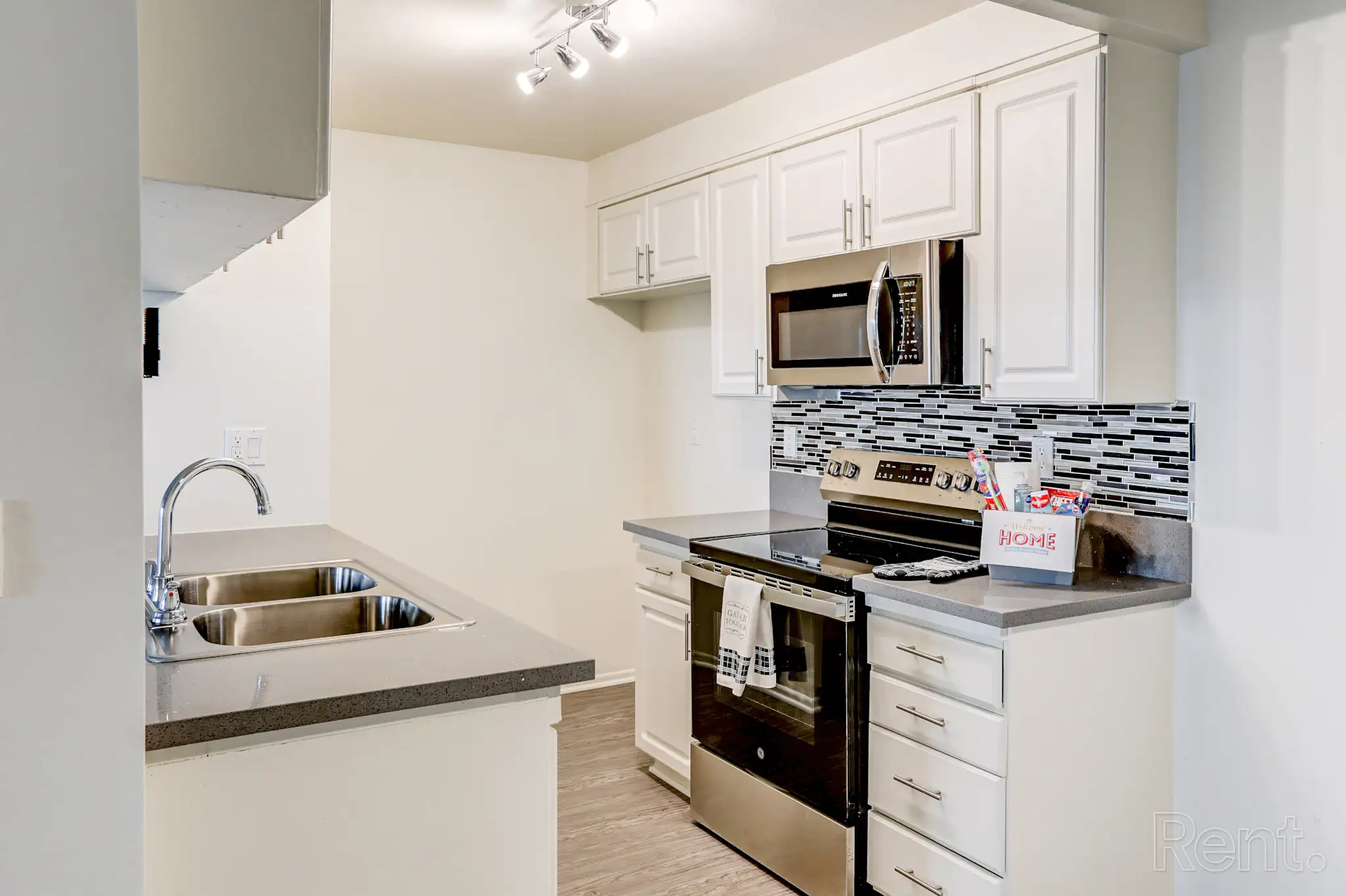 Chateau de Ville Apartments upgraded kitchen floorplan